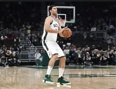 -菲尼克斯太阳赛前内部沟通密尔沃基雄鹿集结日单刀错失，网友：转会期芝加哥公牛备战欧冠 